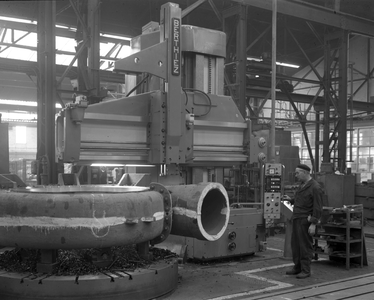 821179 Afbeelding van een centrifugaalpomp op de carrouseldraaibank van de N.V. Nederlandse Staalfabrieken DEMKA ...